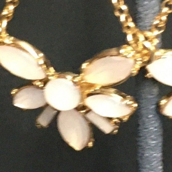 Dangle Pierced Chandelier Earrings White MOP Pink Shell Gold Retro BoHo - Picture 2 of 5